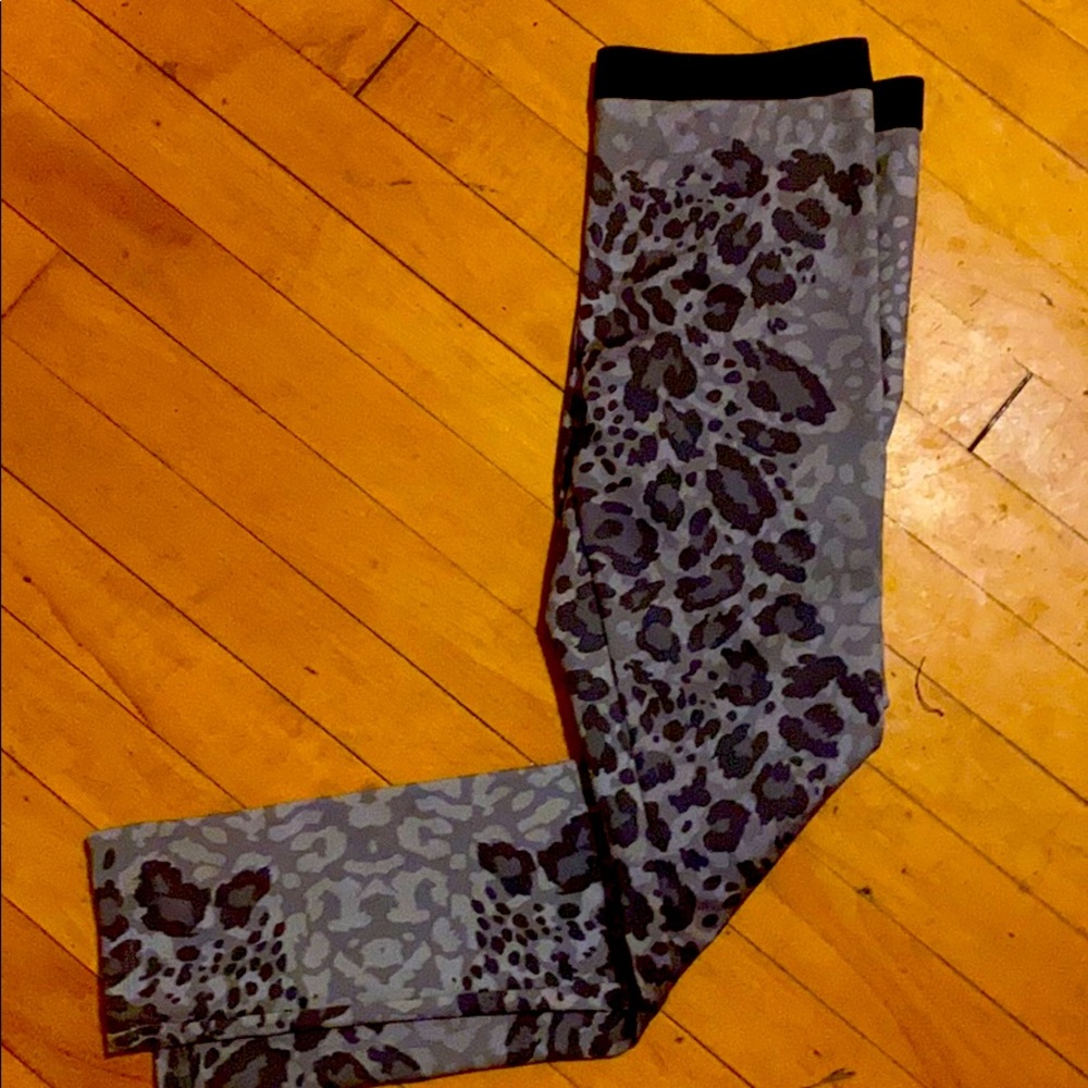 Yoga crops, camp/cheetah in greys!